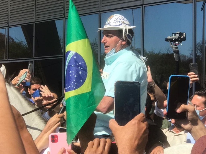 Bolsonaro sobe em cavalo durante visita ao Piauí