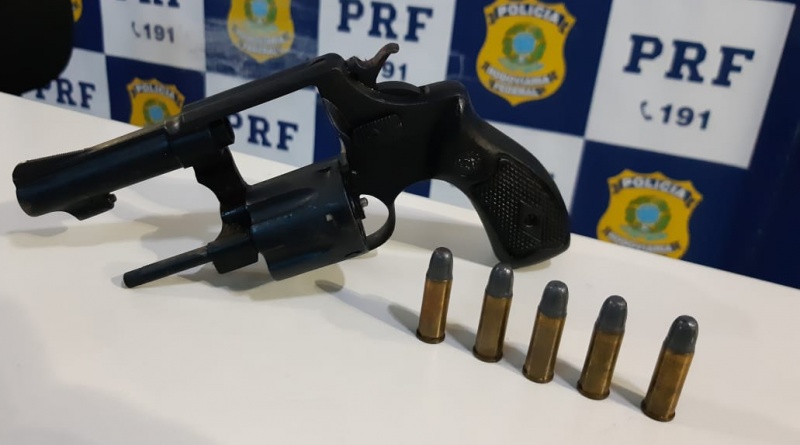 Os policiais encontraram um revólver calibre 32 em poder do homem.