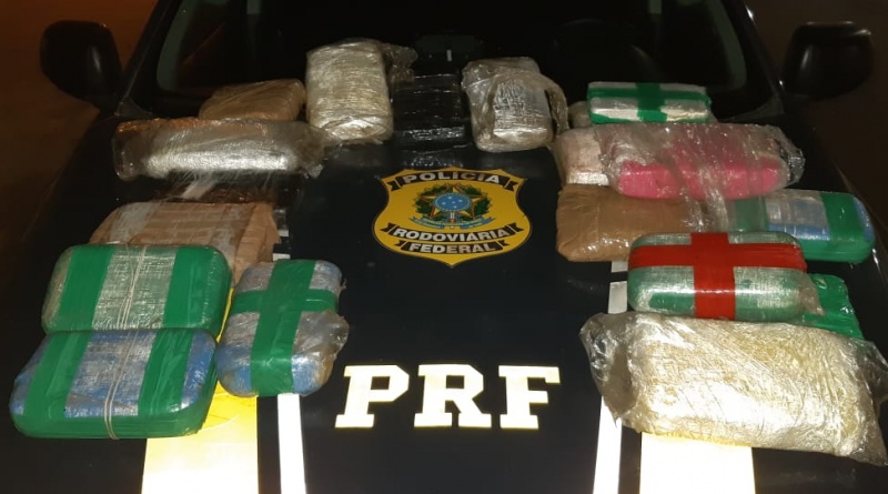 Os policiais encontraram tabletes de maconha e cocaína dentro do veículo.