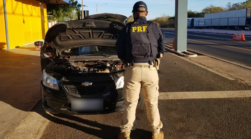 Ao abordar o veículo, a PRF constatou que se tratava de um carro roubado em 2019.
