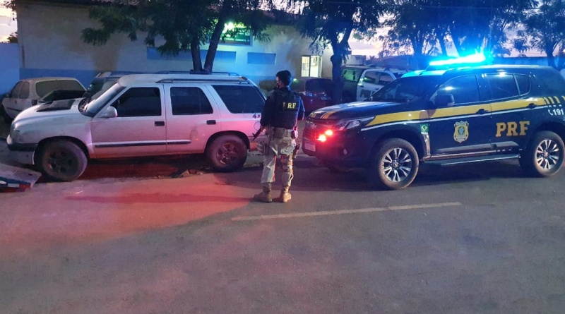 Os policiais encontraram o veículo às margens da BR-135, em Gilbués.