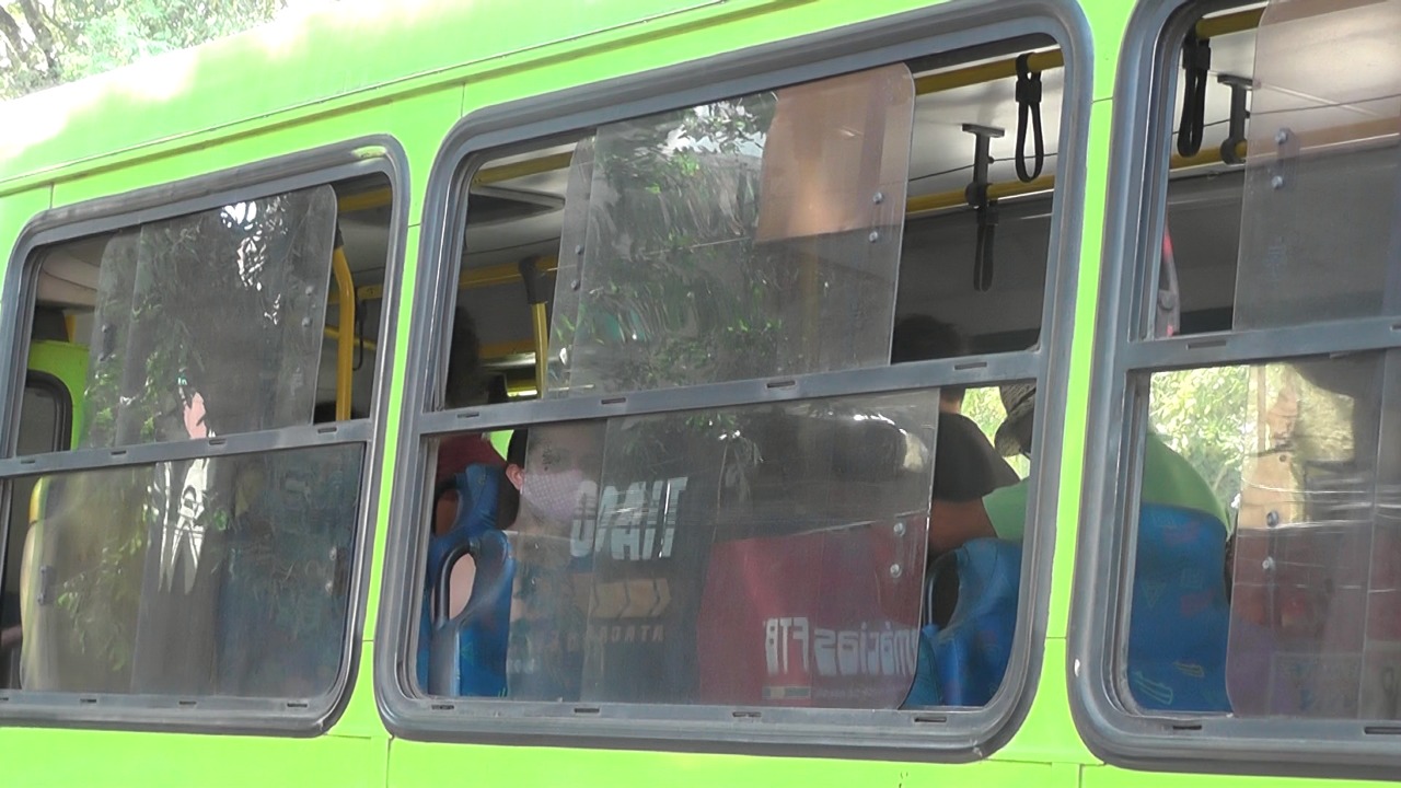 Lotação Dentro de ônibus