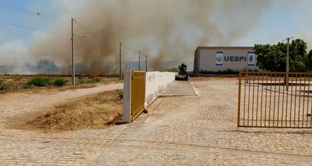 O incêndio iniciou em um terreno baldio e atingiu rapidamente o campus da UESPI em Picos.