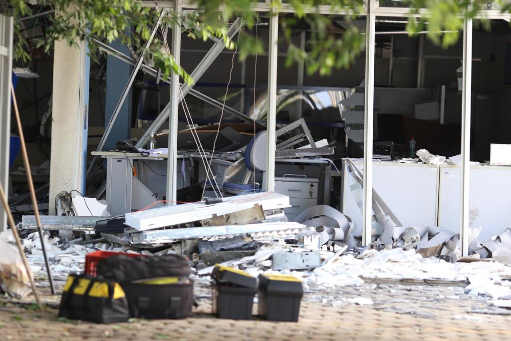 Bandidos explodem caixas eletrônicos em Teresina