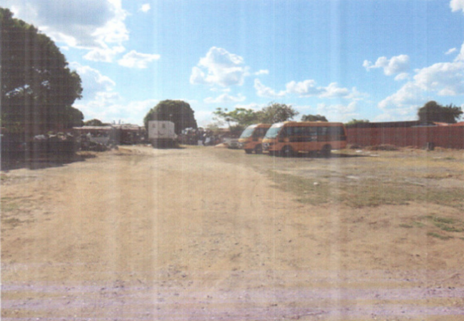 O terreno era utilizado pela Semec como garagem para ônibus e carros.