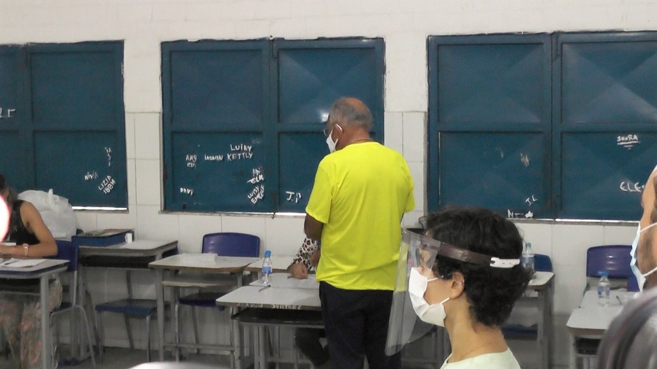 Candidato Dr. Pessoa (MDB) votando