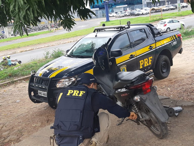 PRF recupera na BR-343 motocicleta roubada na cidade de Teresina