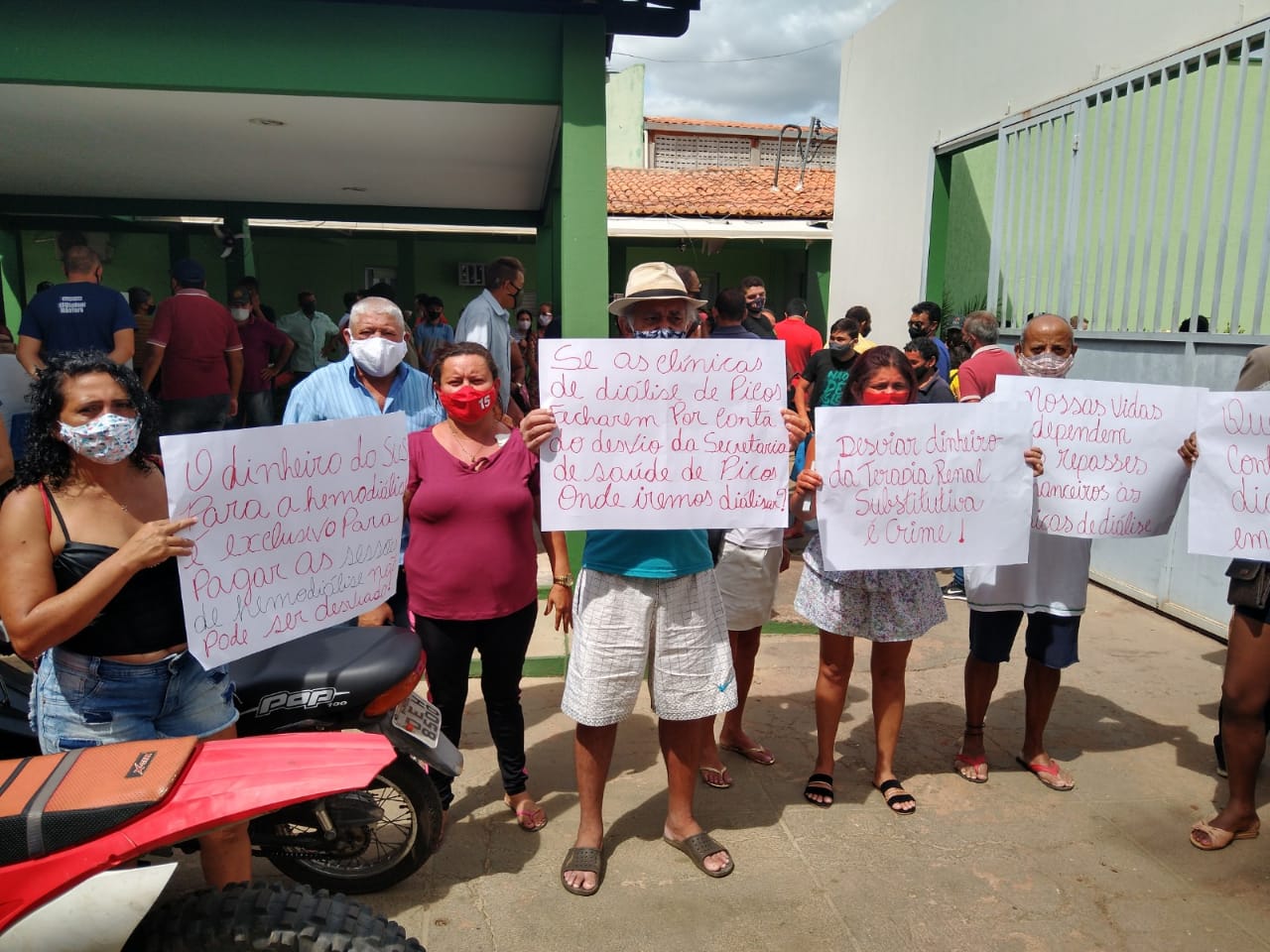 Pacientes protestam contra atraso no repasse de verba em Picos