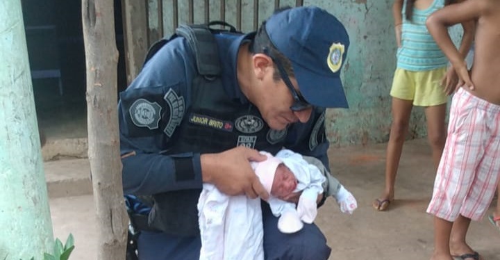 Agente da GCM salvando a vida de bebê engasgado, na zona Rural de Teresina.