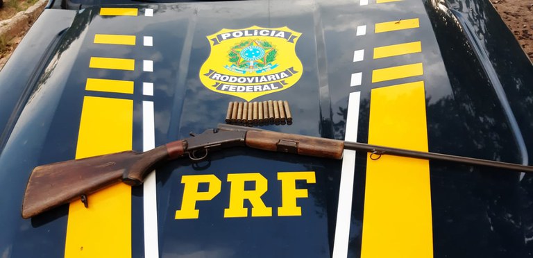 Arma apreendida pela PRF durante a abordagem
