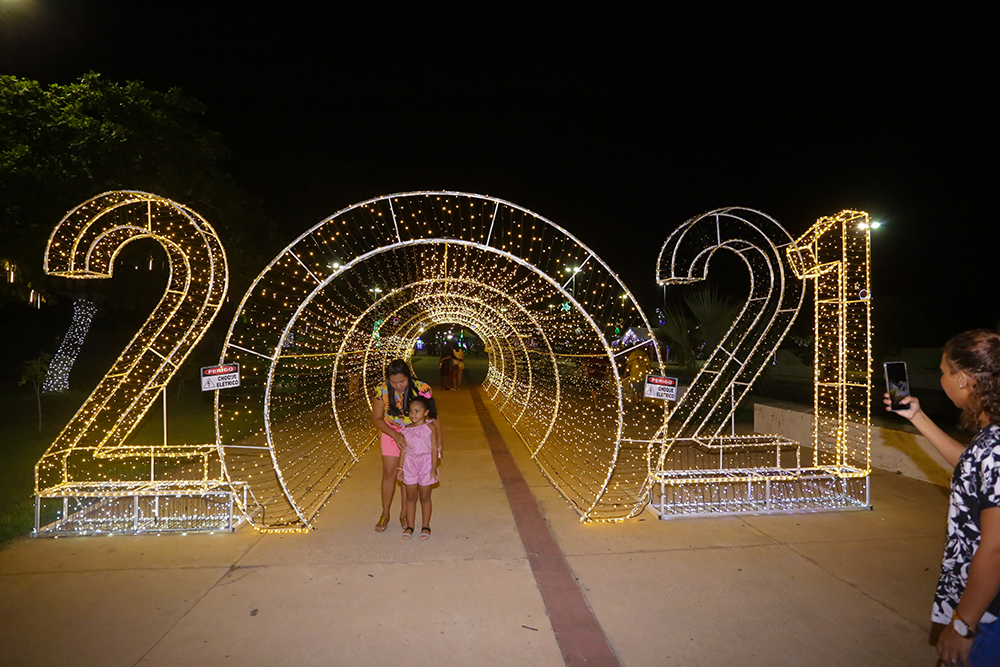 Túnel iluminado que representa a chegada de 2021, no Parque da Cidadania.