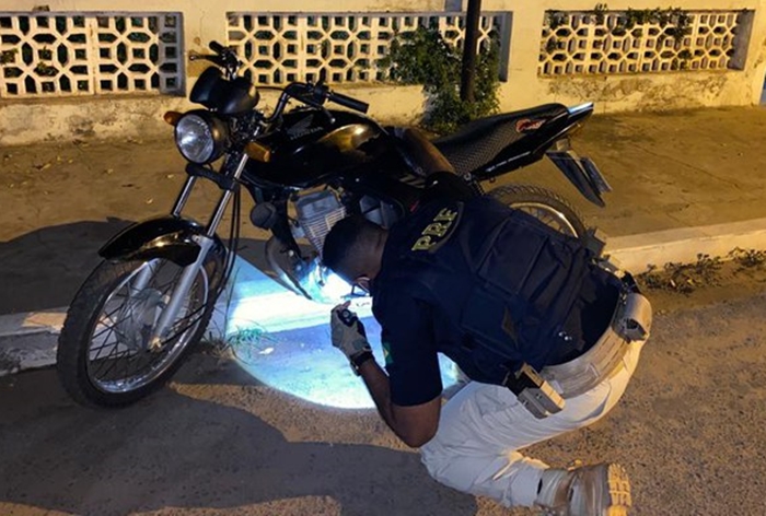 Condutor embriagado é preso dirigindo motocicleta roubada