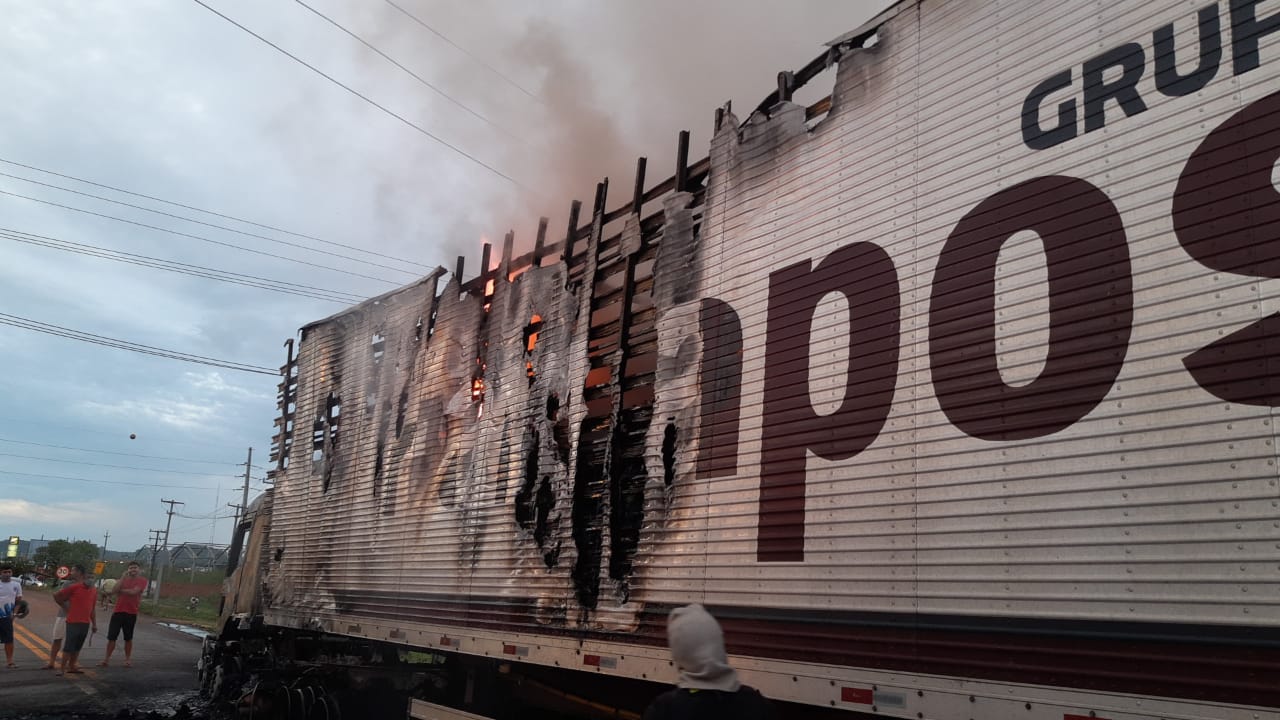 Caminhão pega fogo na BR 343, na cidade de Altos-PI.