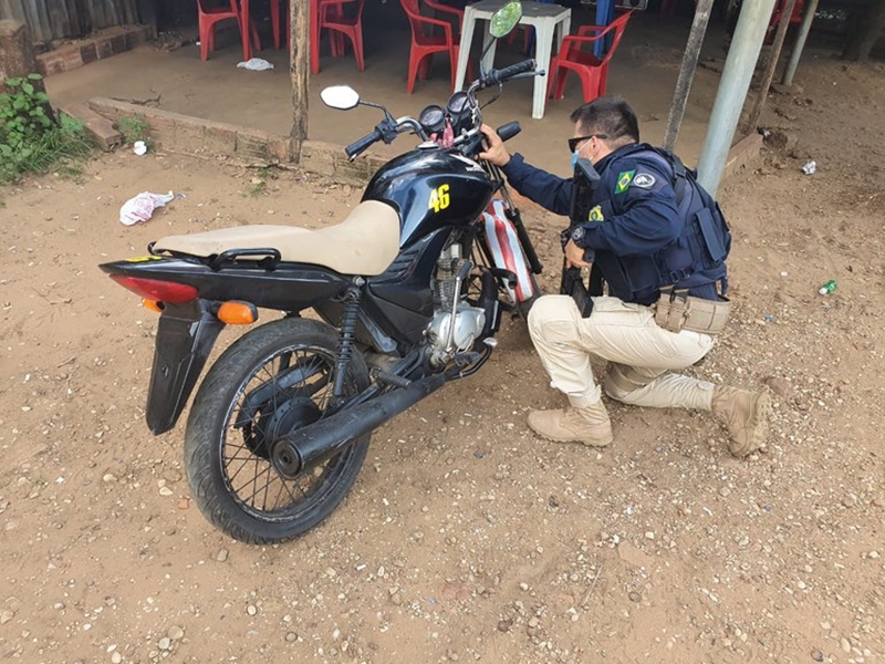 Motocicleta roubada, apreendida pela PRF, na cidade de Teresina-PI.