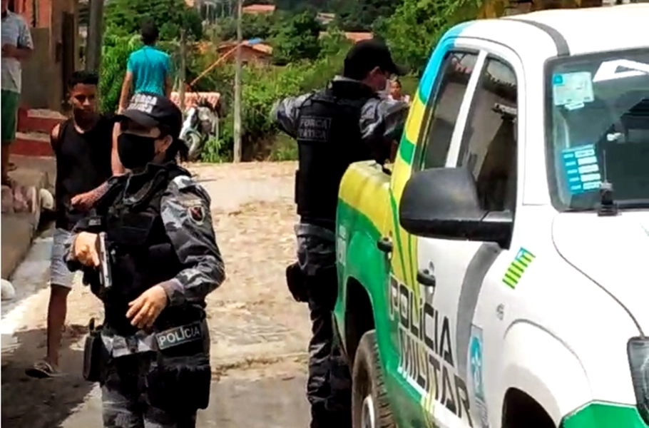 Suspeitos de assalto trocam tiros com a PM, na zona Sul de Teresina.