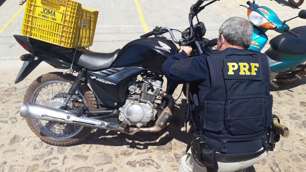 A PRF constatou que a motocicleta encontrada às margens da BR-343 possuía registro de roubo.