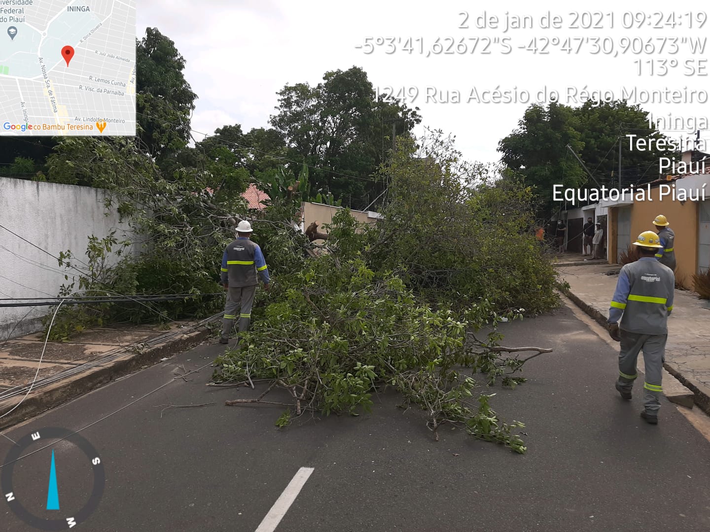Árvores caem sobre rede elétrica e deixa moradores sem energia, na cidade de Teresina.