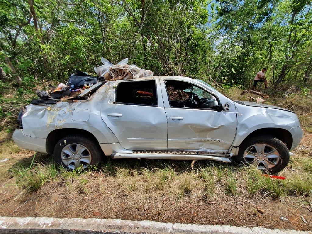 Quatro pessoas ficam feridas após carro capotar em Caraúbas do Piauí
