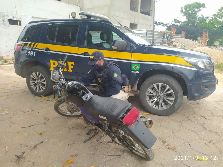 Homem é preso com motocicleta roubada na BR-135 em Cristino Castro
