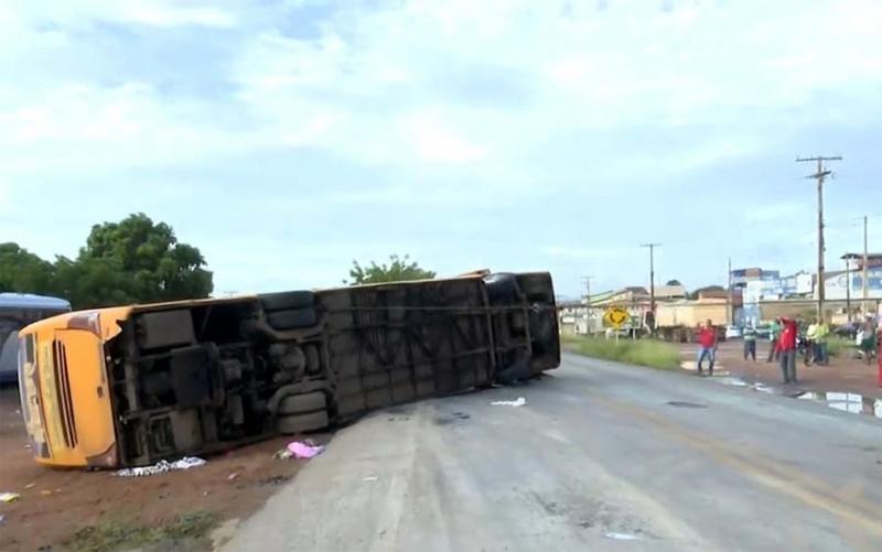 Cinco pessoas morreram após ônibus de Valença tombar na BR-135 na Bahia