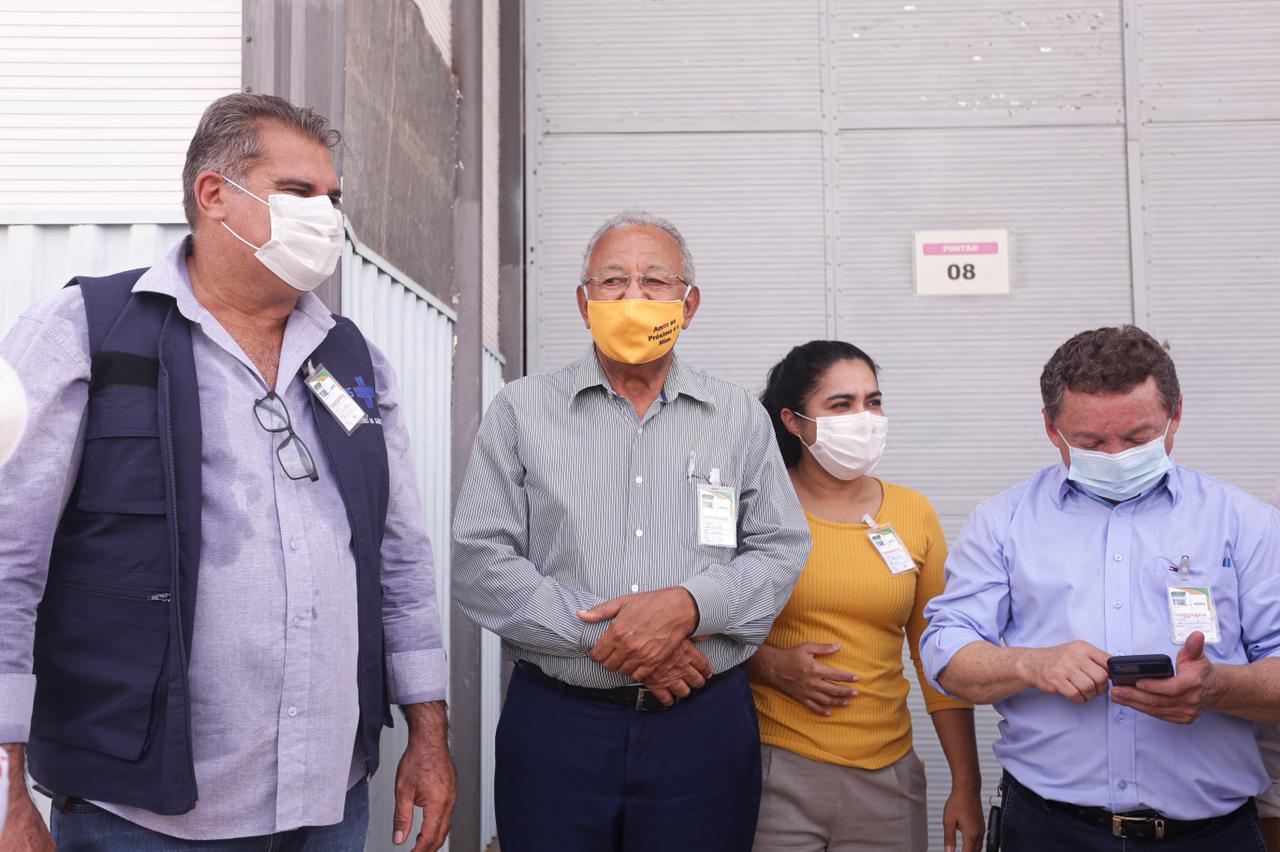Doutor Pessoa recepcionando pacientes vindos de Manaus
