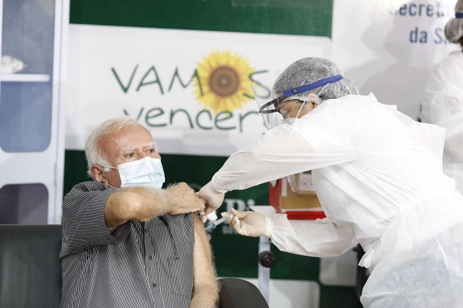 Joaquim Vaz, médico obstetra de 75 anos, que atua há 45 anos, foi o primeiro a ser vacinado.