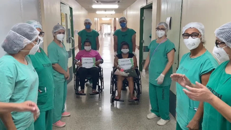 Pacientes de Manaus, recebendo alta hospitalar do HU em Teresina.