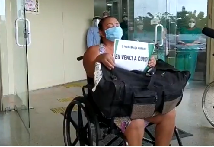 Mais três pacientes de Manaus recebem alta hospitalar do HU.