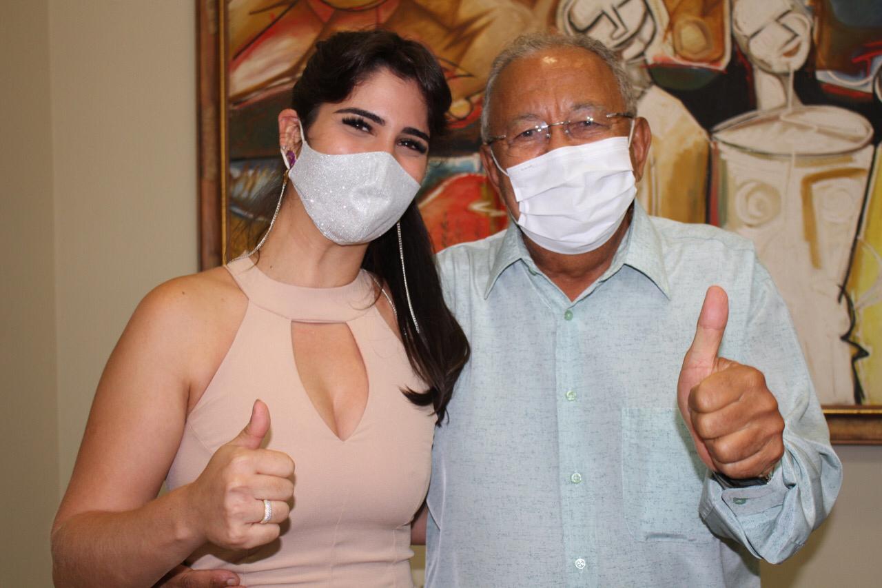 Vereadora Thanandra Sarapatinhas e prefeito Dr. Pessoa.