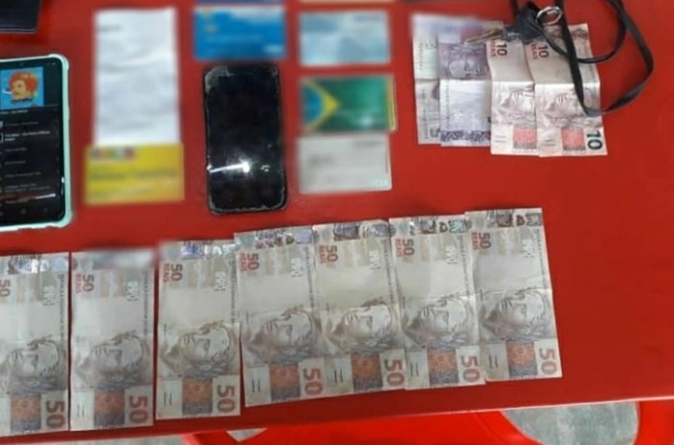 foram encontradas com os suspeitos sete notas falsas de R$ 50,00.
