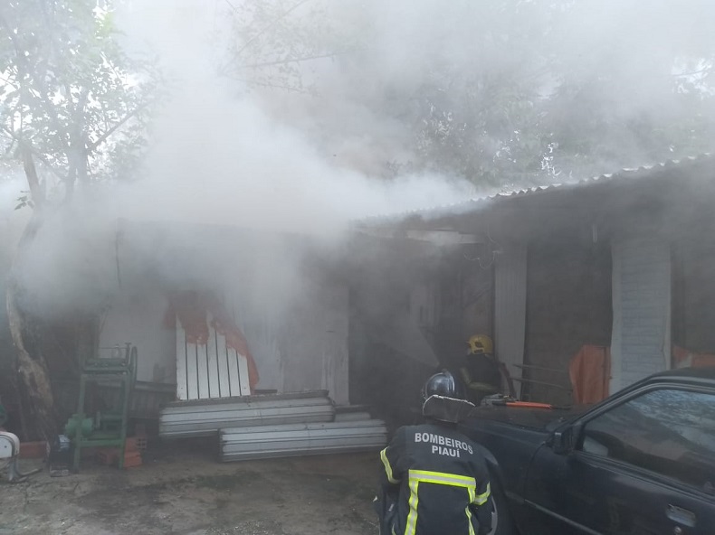 Incêndio atinge depósito com móveis na zona Sudeste de Teresina