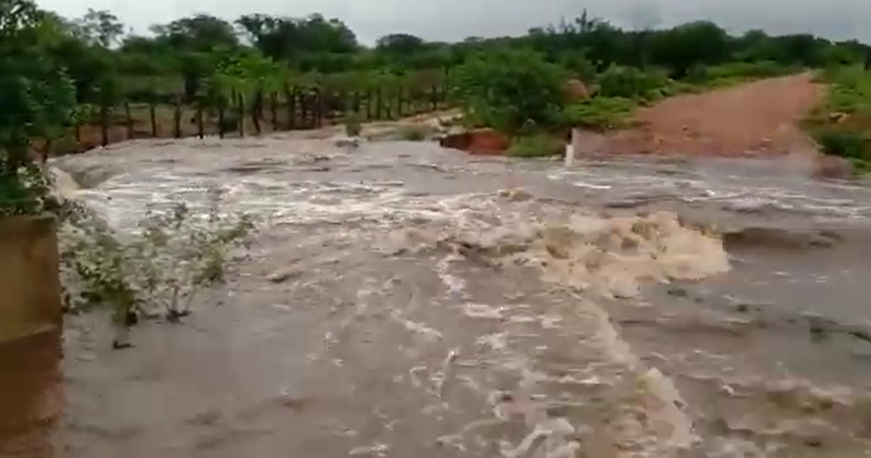 Rios e barragens transbordaram.