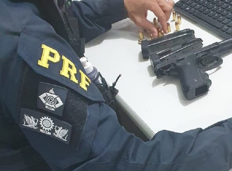 PRF prende homem por porte ilegal de arma de fogo.