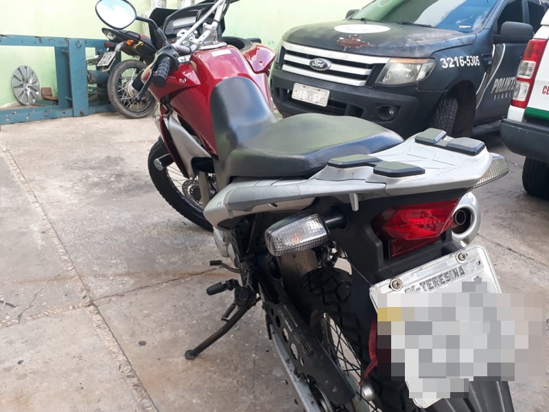 Motocicleta encontrada de posse da dupla na Vila Santa Rita.