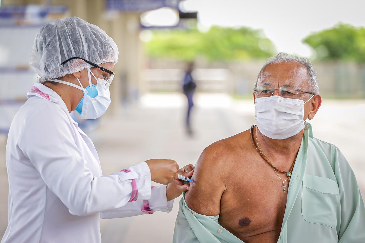 Dr. Pessoa é vacinado contra o coronavírus em Teresina