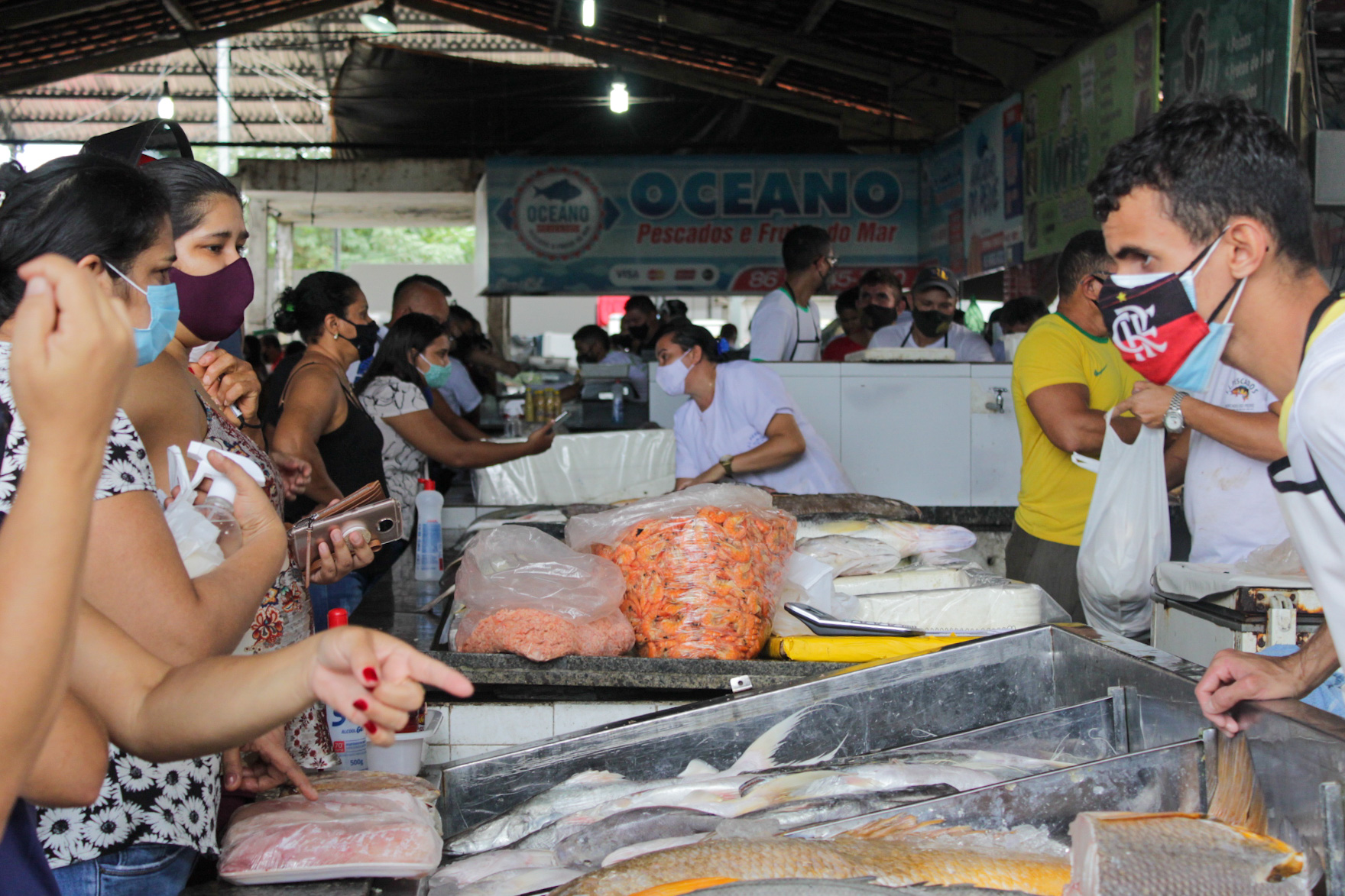Movimento no mercado do peixe gera aglomeração