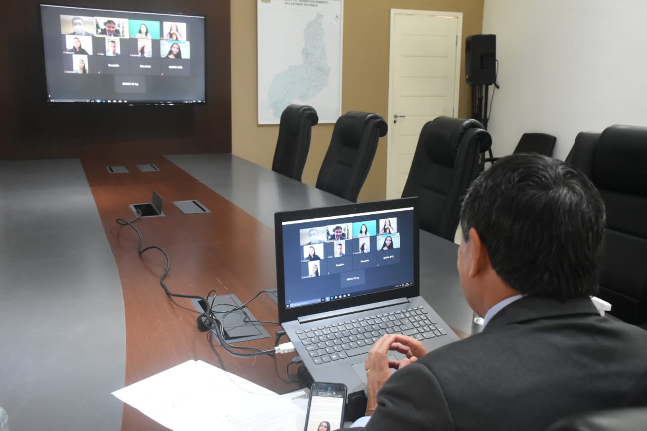 Wellington Dias durante videoconferência com estudantes da rede estadual.
