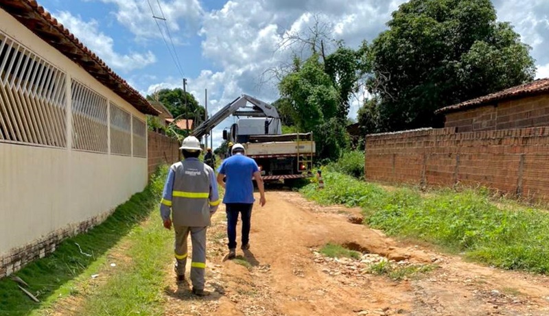 Equatorial Piauí faz regularização na rede elétrica de Avelino Lopes.