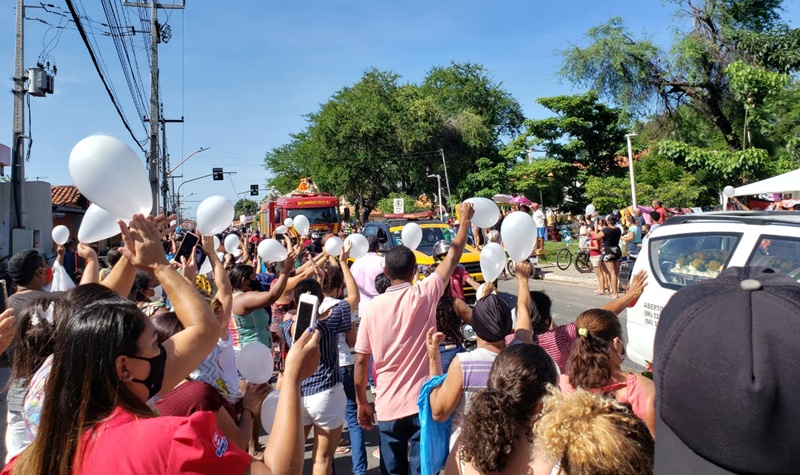 Teresinenses se despedem do ex-prefeito Firmino Filho pelas ruas da cidade.