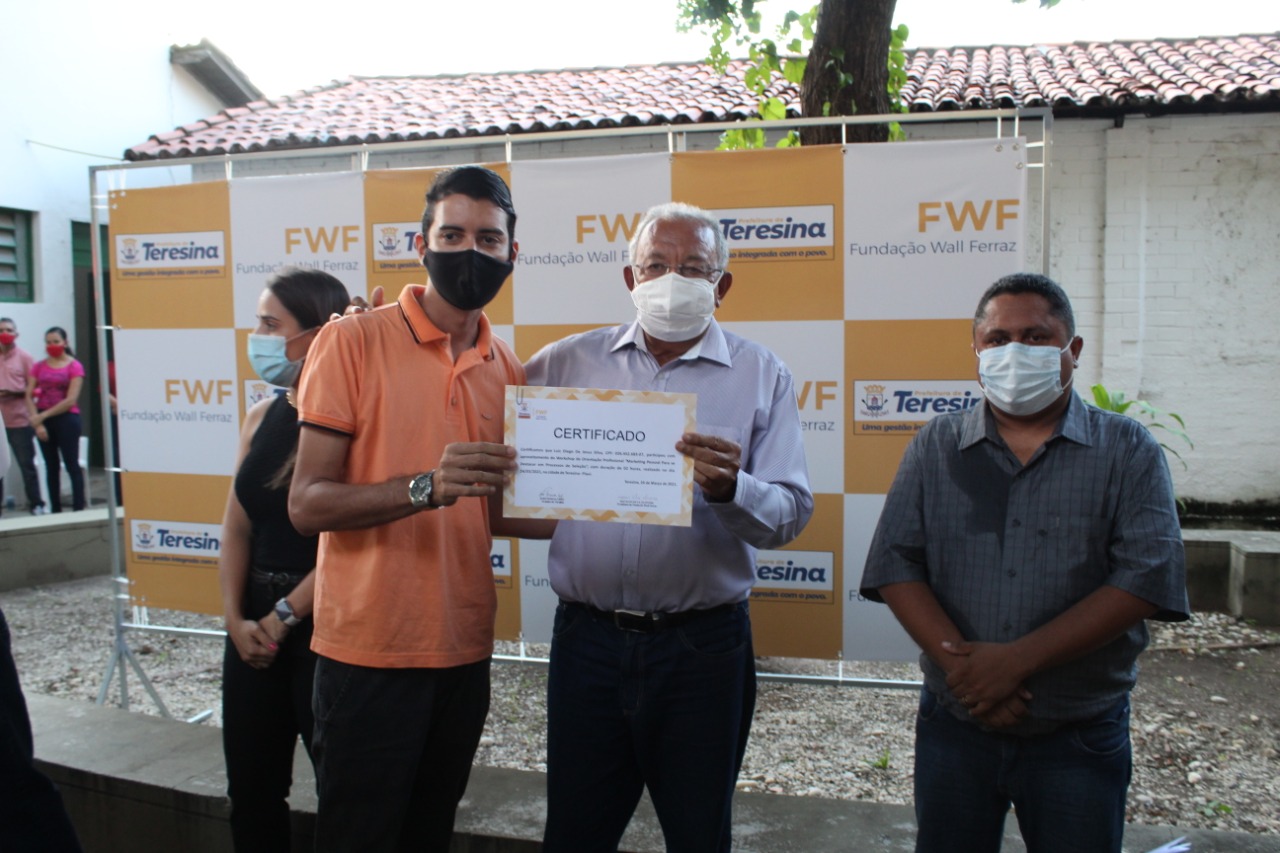 Dr. Pessoa entrega certificados dos workshops oferecidos pela FWF