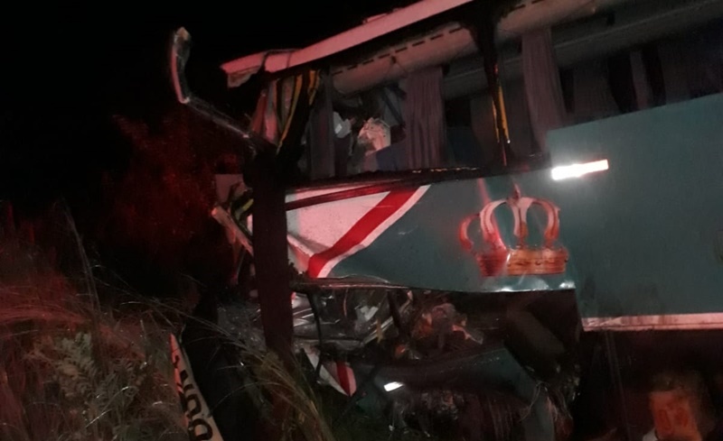 Ônibus após colidir com carreta em Uruçuí.