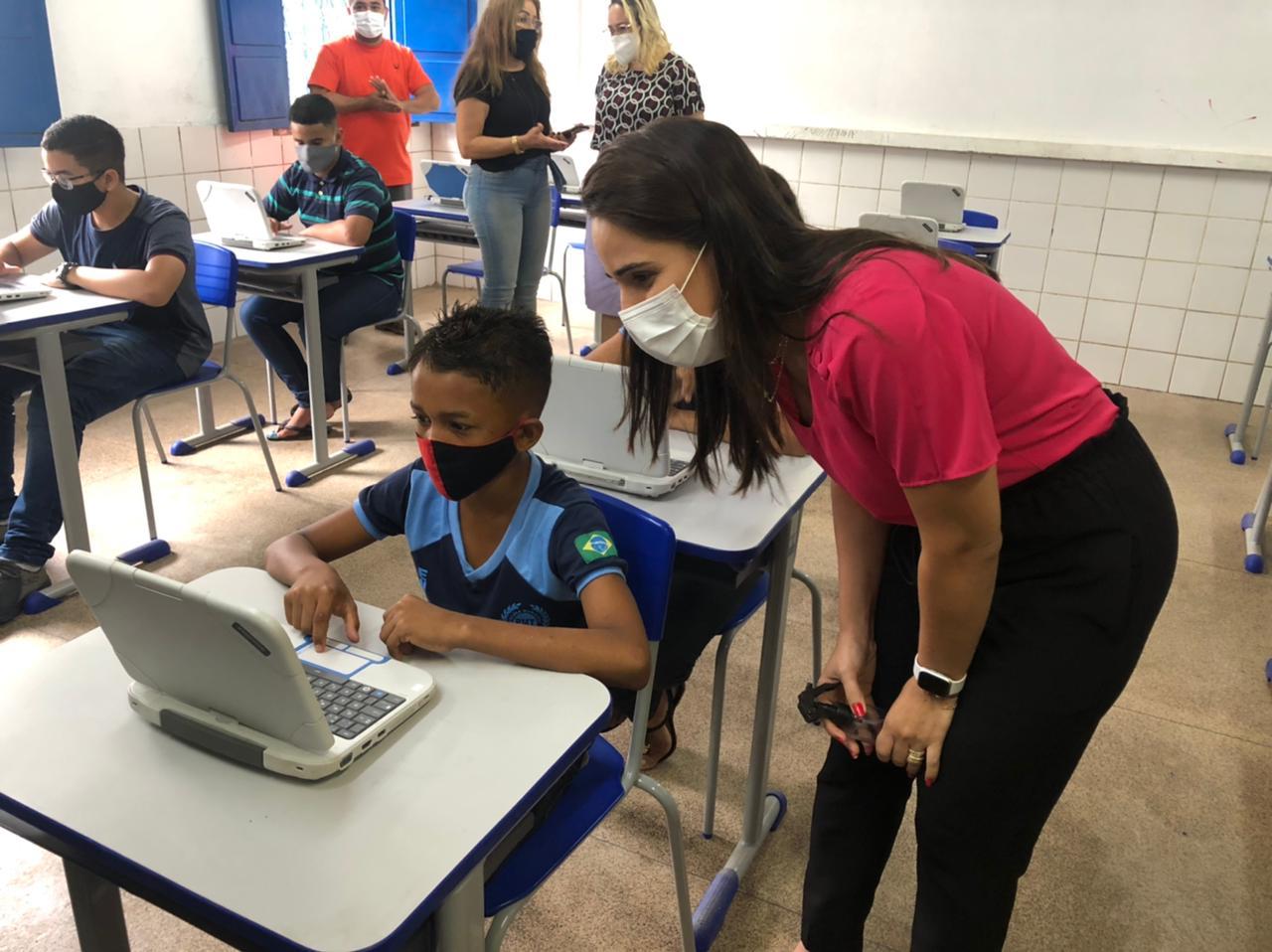 Vereadora Elzuila Calisto (PT), durante visita à Unidade Escolar Santa Filomena