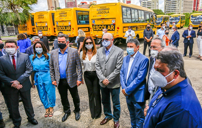 Ministério da Educação entrega 32 ônibus escolares para o Piauí.