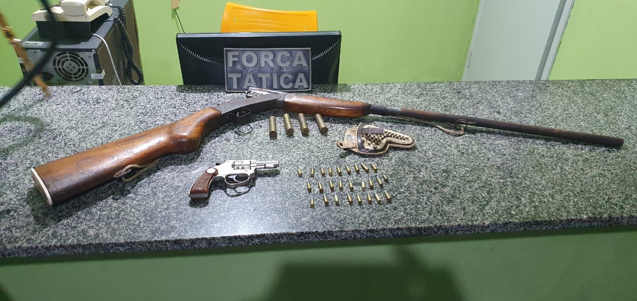 Armas de fogo apreendidas pela Polícia Militar na chácara.