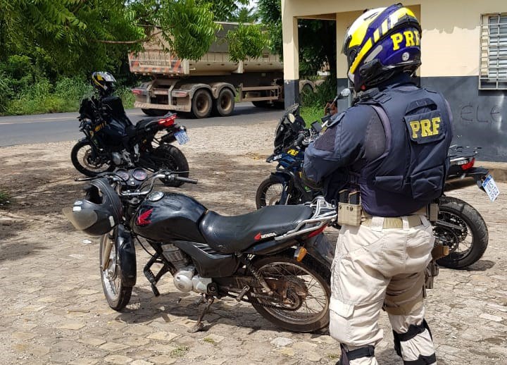 PRF prende dupla com motocicleta roubada