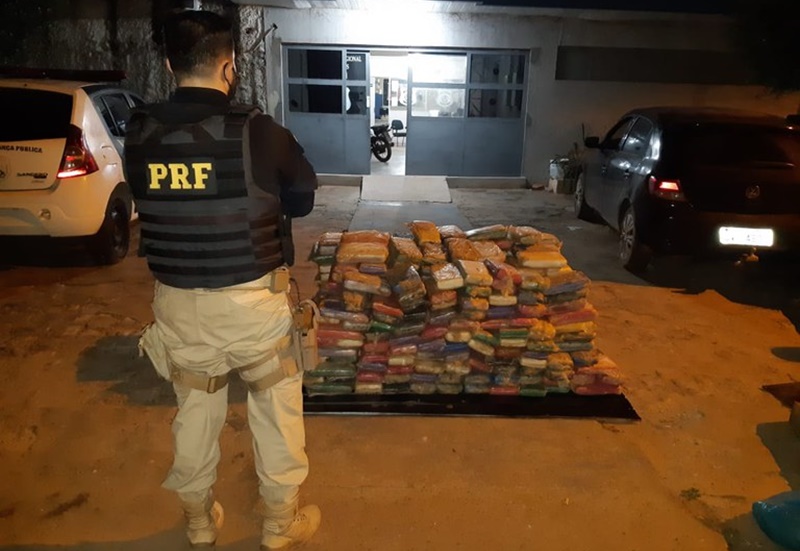 PRF apreende 379,6 kg de maconha em Picos.