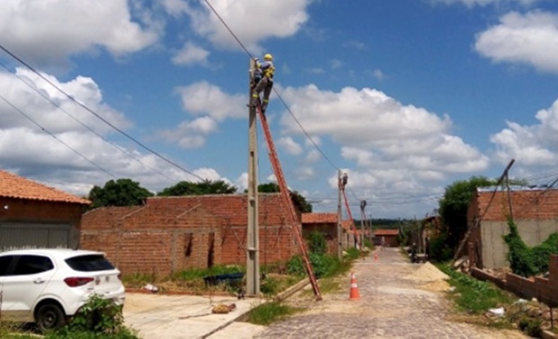 Equatorial Piauí regulariza rede elétrica em bairros de Teresina.