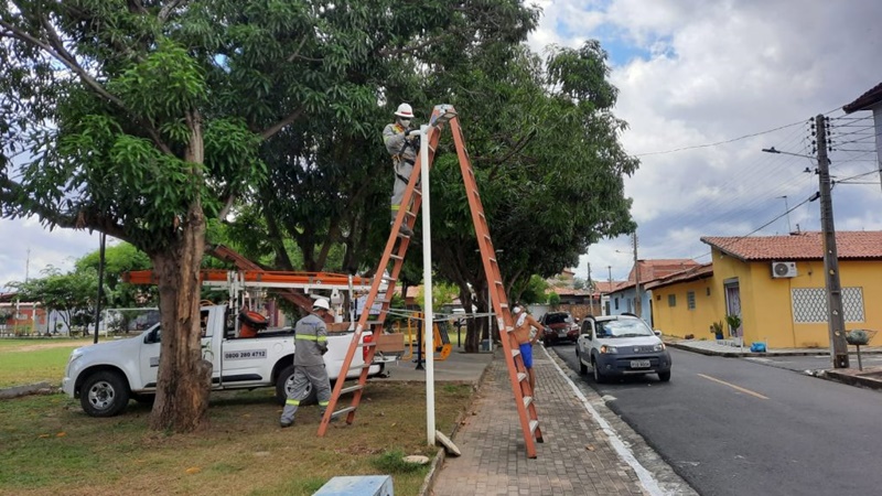 Equipe da Semduh finalizando modernização da iluminação pública no Parque Piauí.