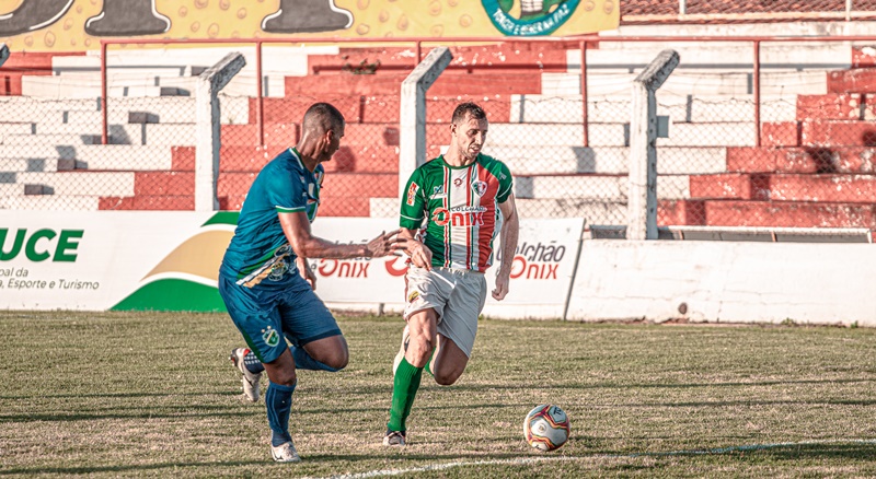 Altos e Fluminense se enfrentando na final do campeonato estadual.