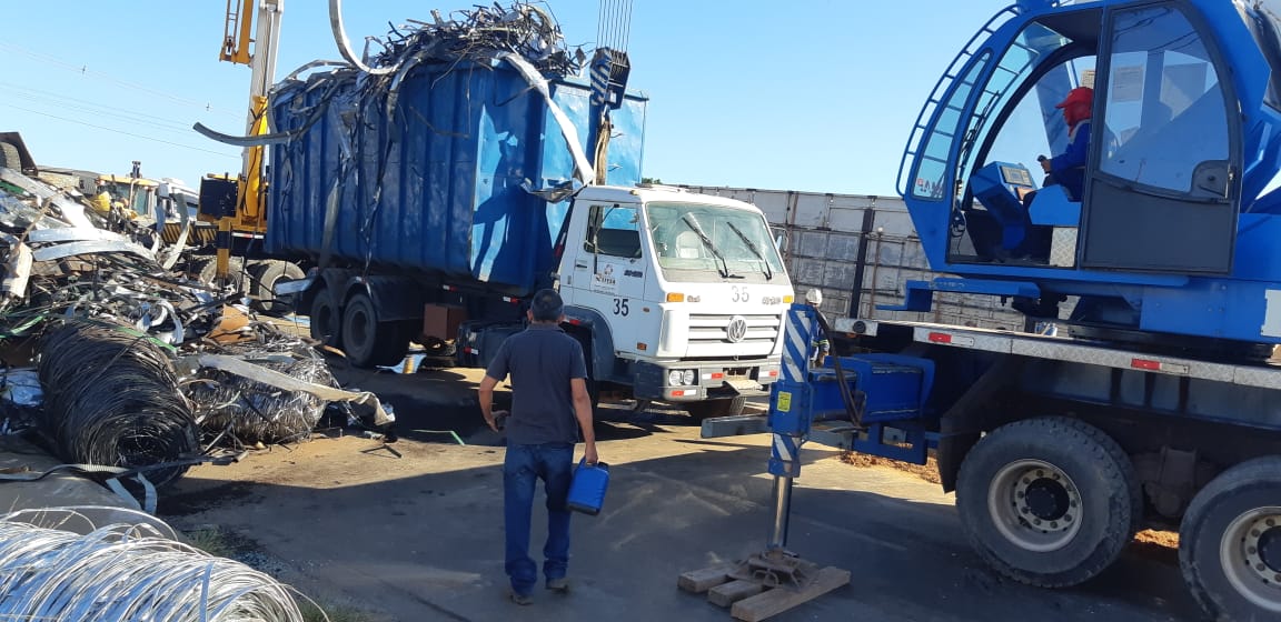 Caminhão de carga tomba na zona Sul de Teresina